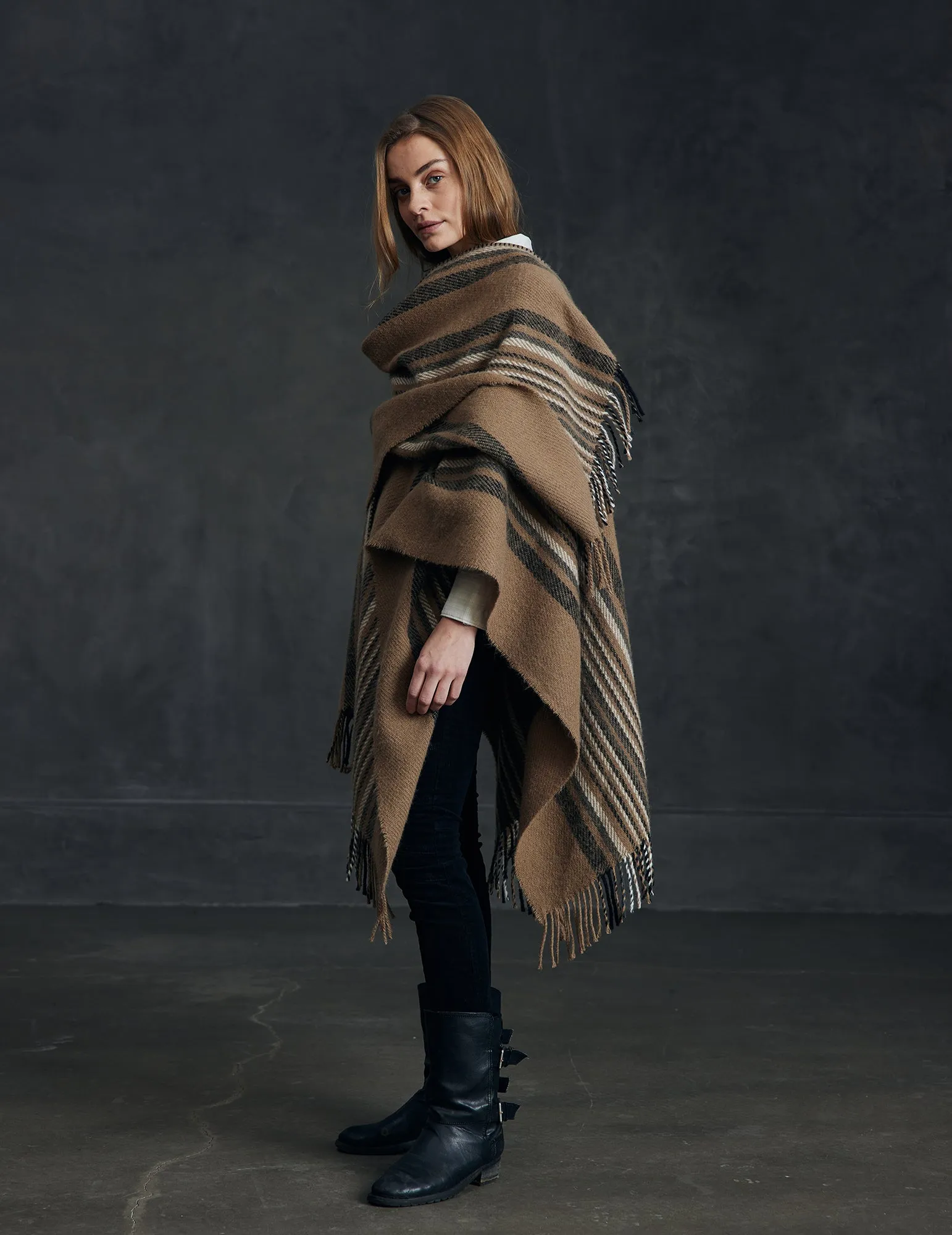 Katanes, woolen poncho